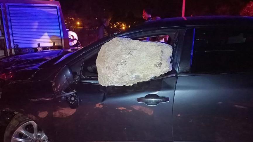 Otomobilin çarptığı kaya parçası cama saplandı: 2 yaralı