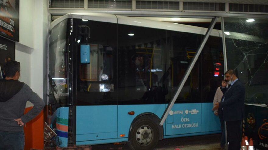 Sürücüsü kalp krizi geçiren otobüs oto bakım servisine daldı