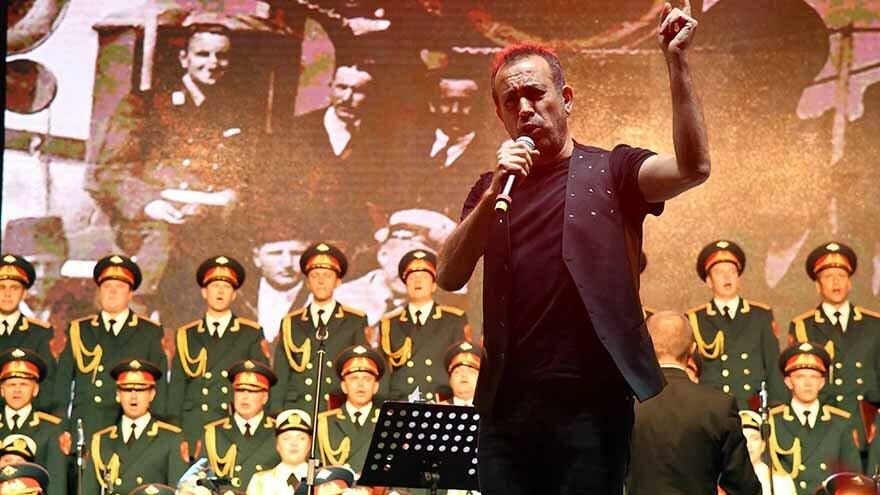 Kızılordu Korosu Haluk Levent’le konser verdi