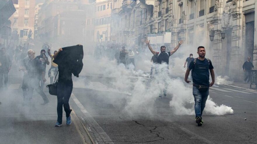 İtalya’da aşı karşıtlarının protestosuna polis müdahalesi