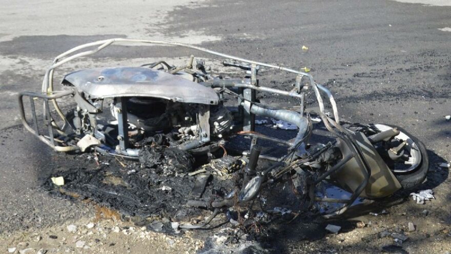 Seyir halindeki motosiklet yanarak küle döndü