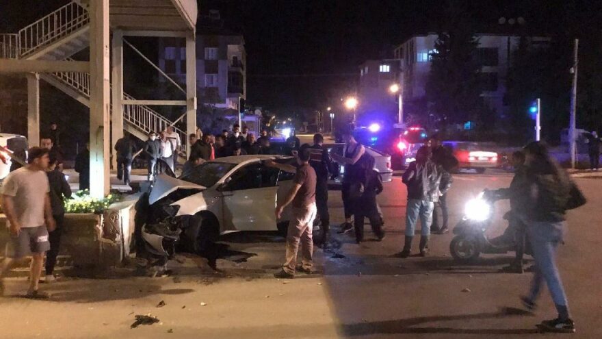 Refüje çarpan otomobildeki 1’i bebek 2 kişi öldü