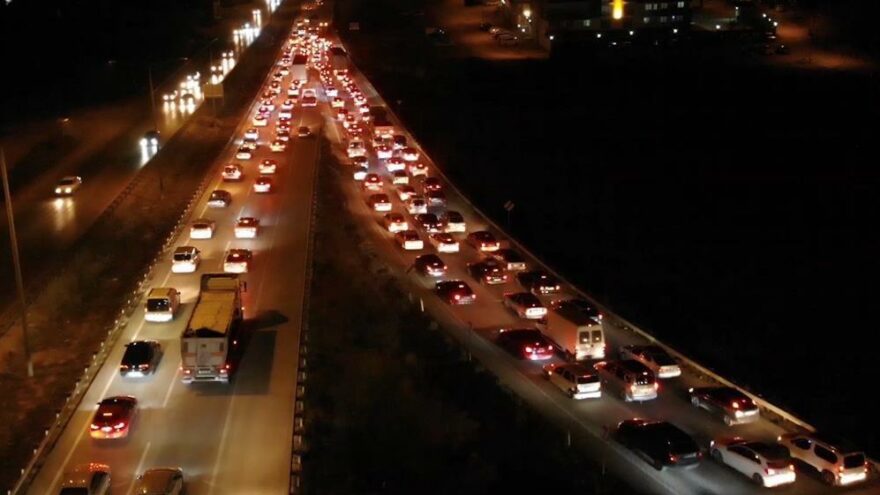 43 ilin geçiş noktasında trafik yoğunluğu