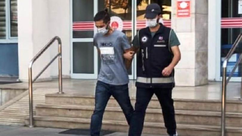 Aynı tişörtle dört kez hırsızlık yapınca yakalandı