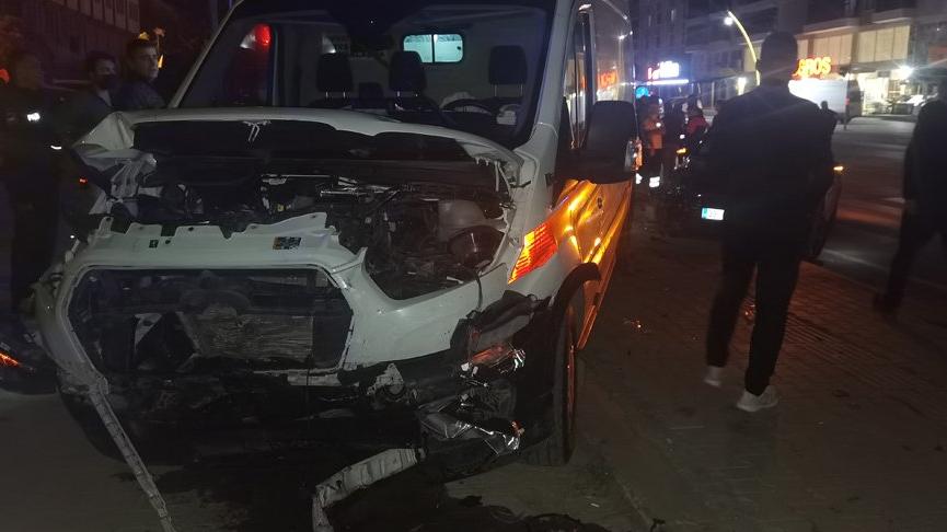 Hasta taşıyan ambulans kırmızı ışıkta geçerken otomobille çarpıştı: 6 yaralı