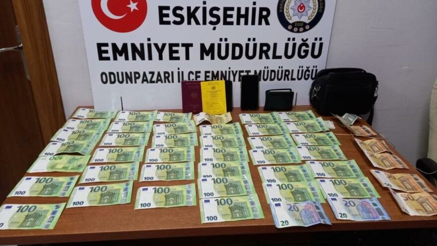 Yolda bulduğu çantadan mini bir servet çıktı