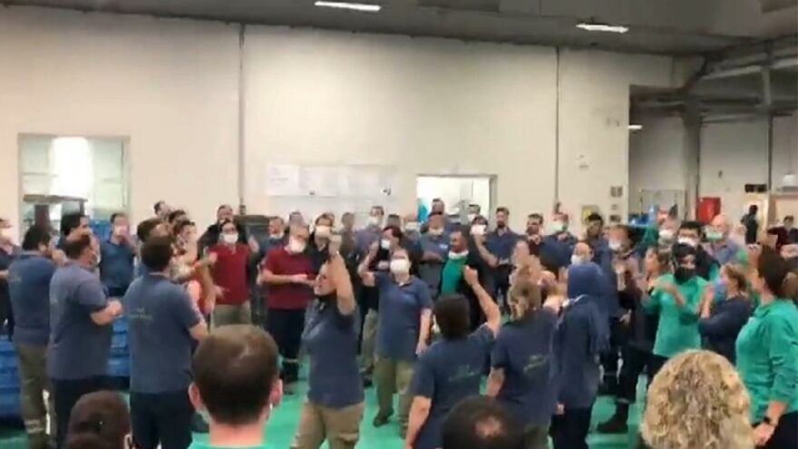 İşten atılan arkadaşlarına destek olmak için kendilerini fabrikaya kapattılar