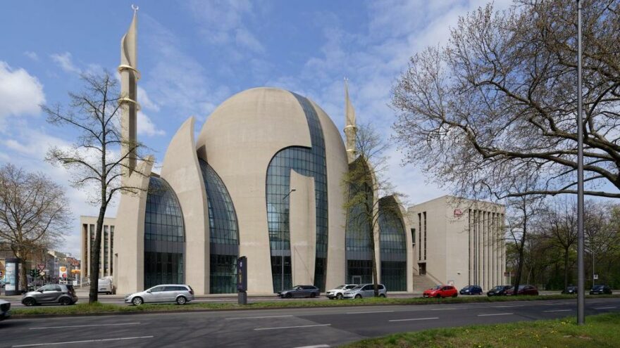 Köln’de ezana izin çıktı