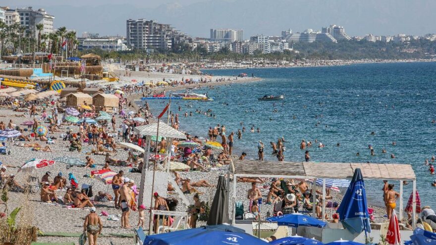 Antalya’da ekimde sahillerde yaz manzarası