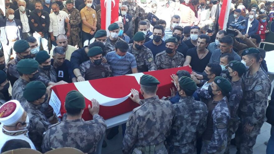 Şehit polis Cihat Şahin memleketi Elazığ’da son yolculuğuna uğurlandı