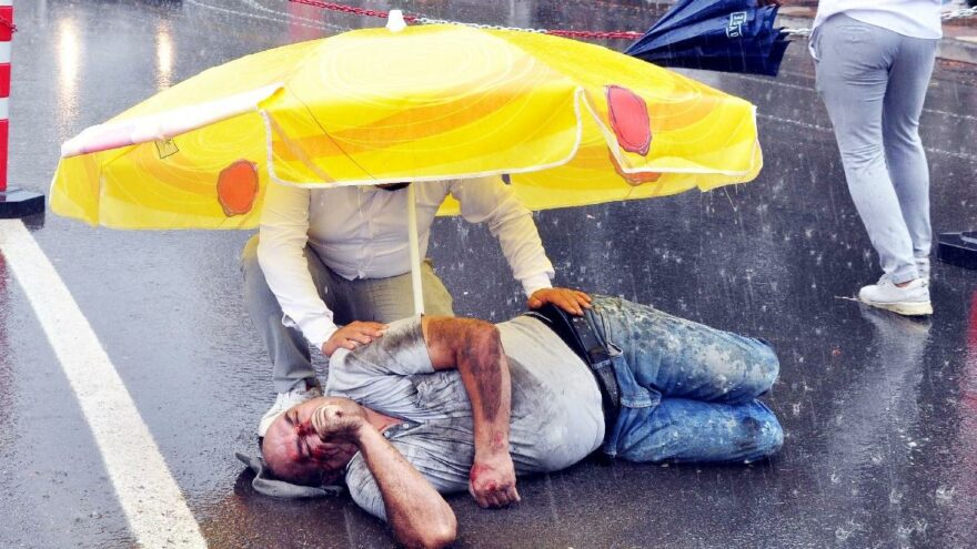 Ambulans gelinceye kadar şemsiye ile korumaya çalıştılar