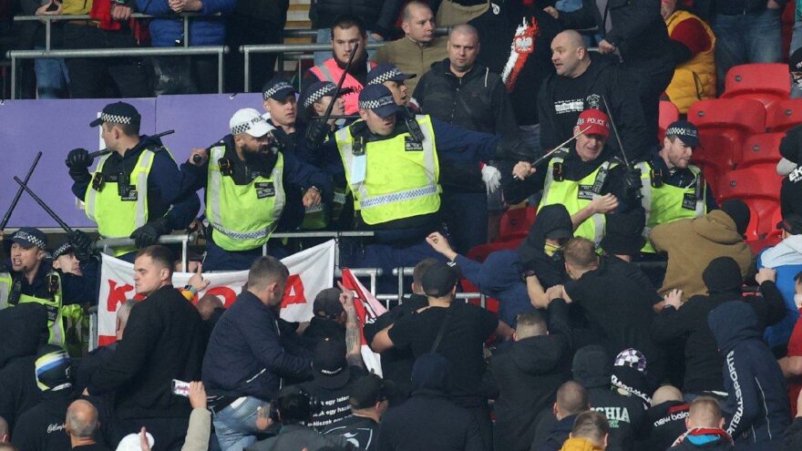 İngiltere-Macaristan maçında tribünler karıştı