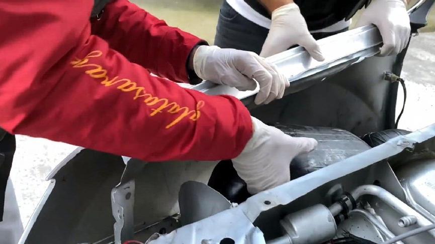 Cipin motor kısmındaki 8 kilo esrarı ‘Dark’ buldu