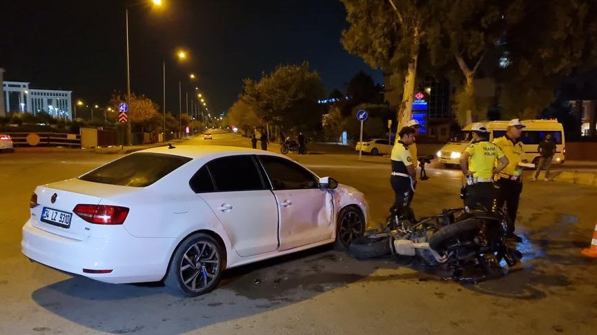 Motosikletli polis ekibi, otomobil ile çarpıştı: 1’i ağır 2 polis yaralı