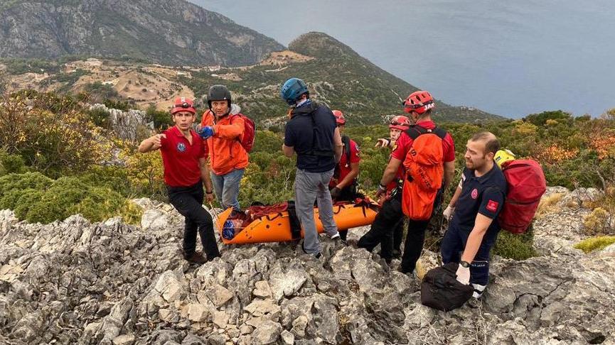 Paraşütle tekli uçuş yapan Rus pilot kayalıklara düştü