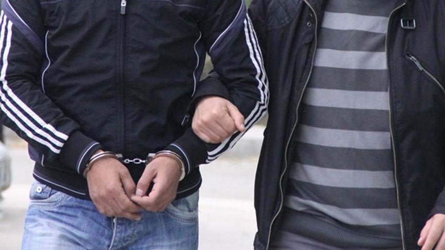 ‘Jandarmayız’ diyerek dolandırdılar, otostop çekerken jandarmaya yakalandılar