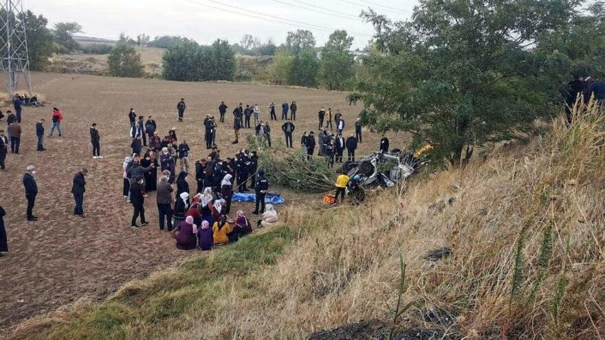 Tekirdağ’da otomobil, tarlaya yuvarlandı: 3 ölü