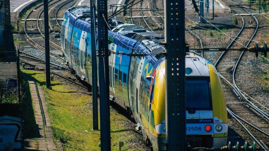 Fransa’da raylarda dinlenen göçmenlere tren çarptı