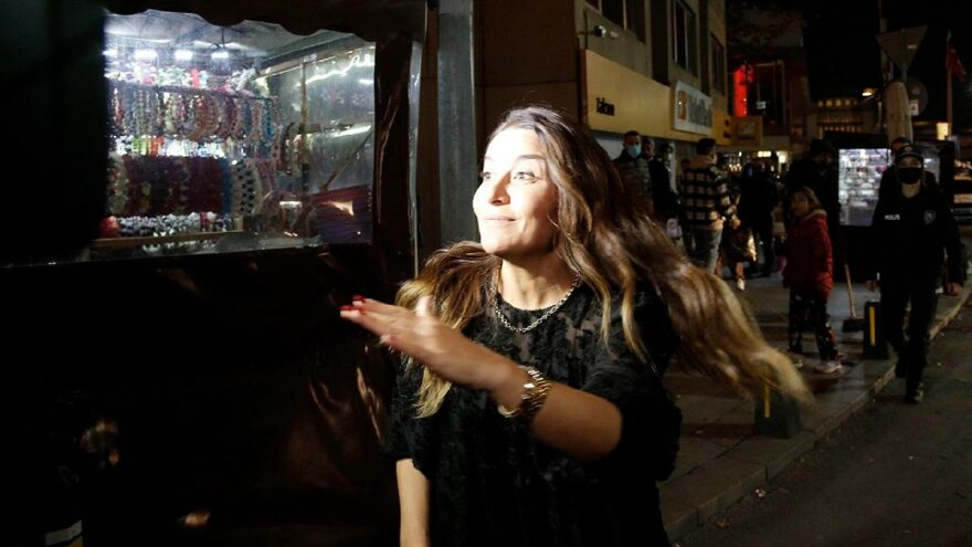 Taksim’de ilginç olay! Polis kadını yakaladı, gözaltına aldı