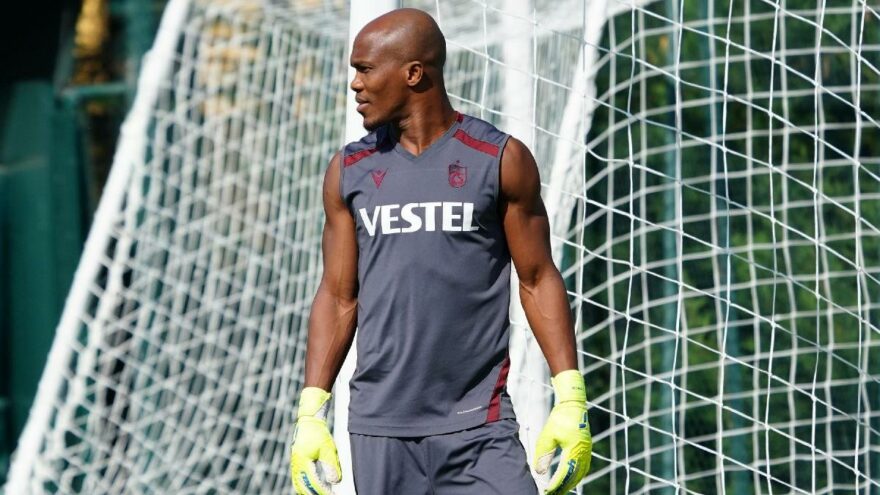 Nwakaeme eldivenleri giydi