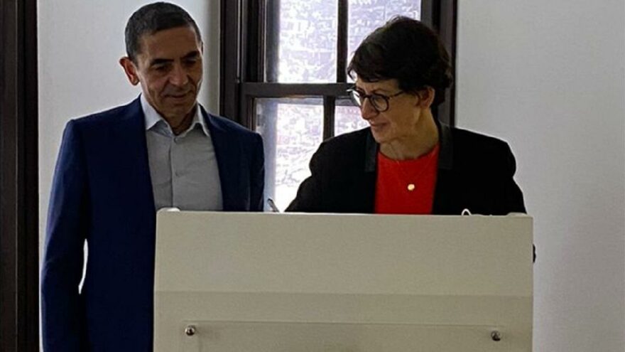 Özlem Türeci ve Uğur Şahin Yunanistan’a gitti, anı defterine Atatürk’ün o sözünü yazdı