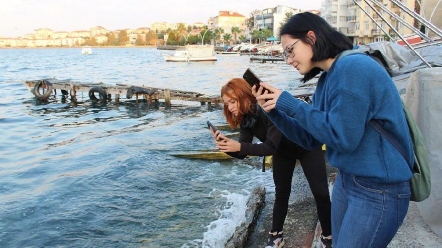 Sahili istila ettiler! Gören cep telefonuna sarıldı