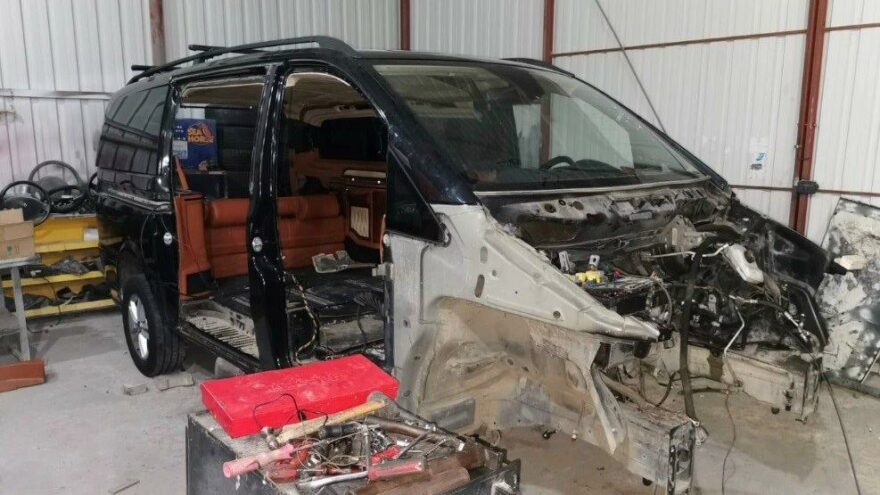 Kiraladıkları otomobilleri parçalamışlar