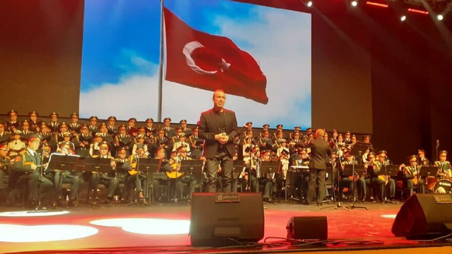Rus Kızılordu Korosu ve Haluk Levent Ankara’da sahne aldı