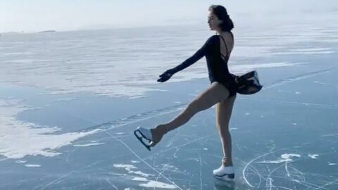 Milli sporcu İklim Şentunalı, Çıldır gölünde buz pateni gösterisi