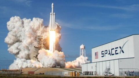 Kontrolden çıkan SpaceX roketi Ay'a doğru gidiyor