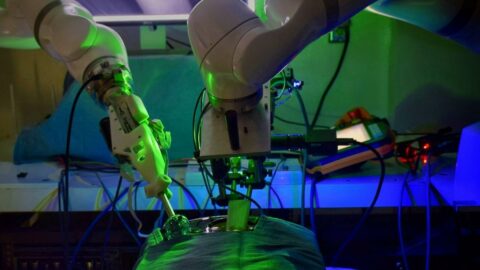 İlk kez bir robot insansız ameliyat gerçekleştirdi