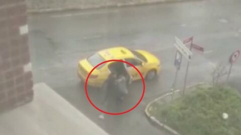 Taksici dehşeti! Kadının kafasını kaputa vurup, yola fırlattı