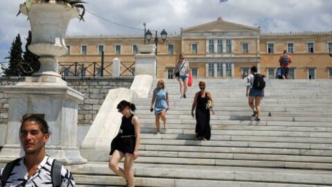 Yunanistan’da Covid-19 hortladı: Her 5 kişiden 1’ine tekrar bulaştı