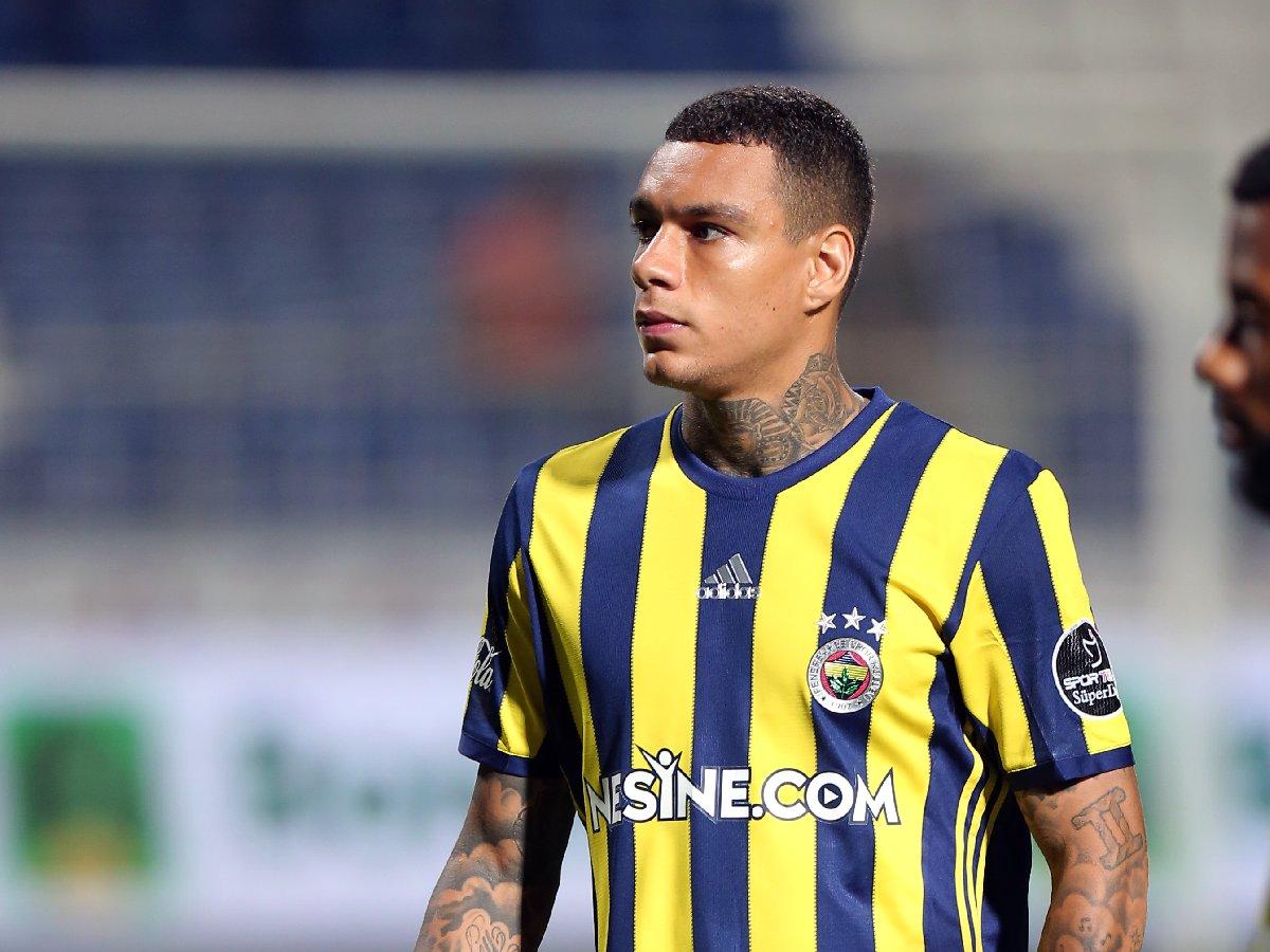 Van der Wiel, lateral do Fenerbahçe, revela ter caído em golpe na