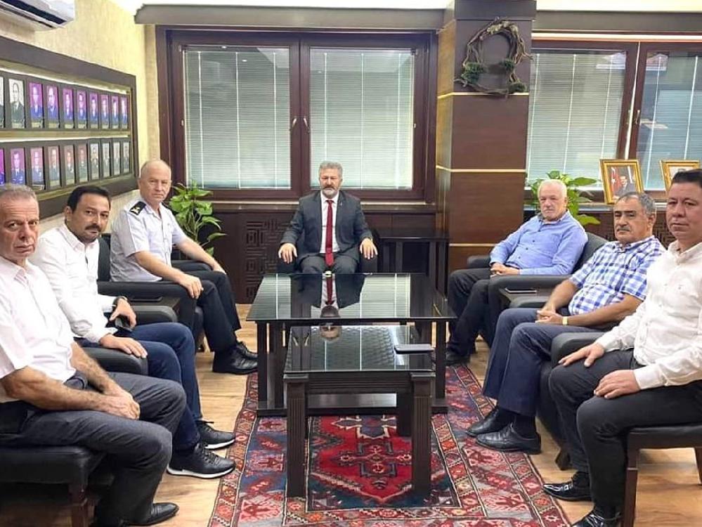 AKP ilçe başkanının komutanı ziyareti sırasında çekilen fotoğrafı tepki çekti