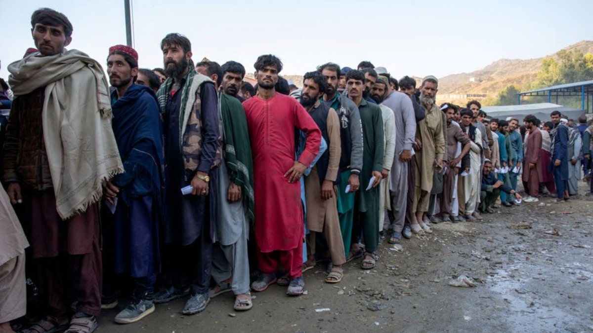 Pakistan'ın kovduğu binlerce Afgan göçmen ülkelerine dönüyor