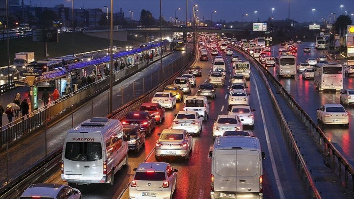 Yağış başladı, İstanbul'da trafik kilitlendi
